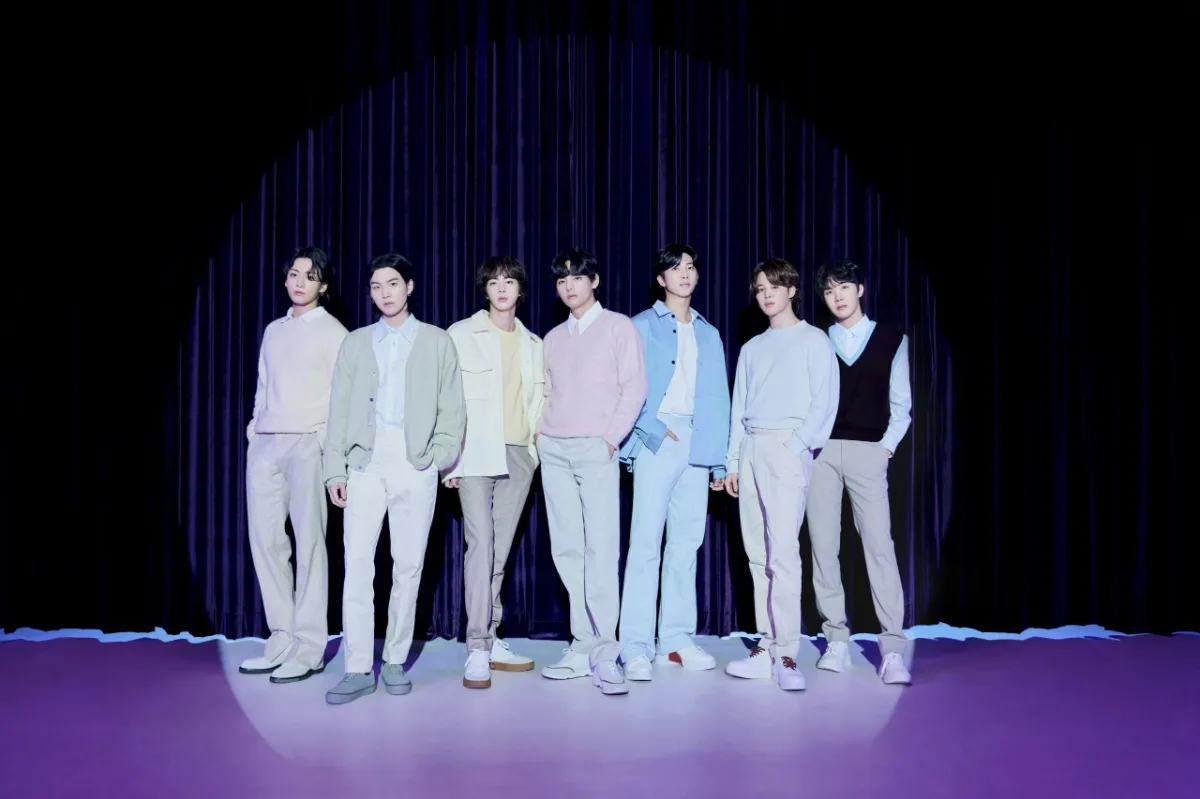 RM, Jin, SUGA, j-hope, Jimin, V e Jung Kook, os sete integrantes do BTS, em foto oficial